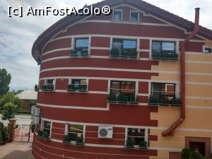 [P04] Pensiunea President, văzută din balconul nostru (clădirea din față, cu recepția). » foto by maryka
 - 
<span class="allrVoted glyphicon glyphicon-heart hidden" id="av1229385"></span>
<a class="m-l-10 hidden" id="sv1229385" onclick="voting_Foto_DelVot(,1229385,14048)" role="button">șterge vot <span class="glyphicon glyphicon-remove"></span></a>
<a id="v91229385" class=" c-red"  onclick="voting_Foto_SetVot(1229385)" role="button"><span class="glyphicon glyphicon-heart-empty"></span> <b>LIKE</b> = Votează poza</a> <img class="hidden"  id="f1229385W9" src="/imagini/loader.gif" border="0" /><span class="AjErrMes hidden" id="e1229385ErM"></span>