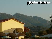 [P03] Intrarea in restaurant, iar in spate se vede partial muntele Pantokrator.  » foto by lidiacojea
 - 
<span class="allrVoted glyphicon glyphicon-heart hidden" id="av419193"></span>
<a class="m-l-10 hidden" id="sv419193" onclick="voting_Foto_DelVot(,419193,14123)" role="button">șterge vot <span class="glyphicon glyphicon-remove"></span></a>
<a id="v9419193" class=" c-red"  onclick="voting_Foto_SetVot(419193)" role="button"><span class="glyphicon glyphicon-heart-empty"></span> <b>LIKE</b> = Votează poza</a> <img class="hidden"  id="f419193W9" src="/imagini/loader.gif" border="0" /><span class="AjErrMes hidden" id="e419193ErM"></span>