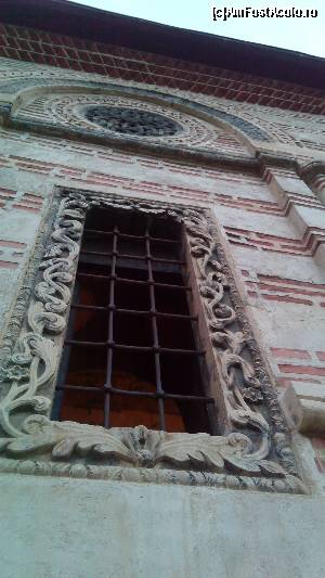 [P02] Manastirea Cozia, cu frumoasele ferestre de care va spuneam » foto by noi doi
 - 
<span class="allrVoted glyphicon glyphicon-heart hidden" id="av654925"></span>
<a class="m-l-10 hidden" id="sv654925" onclick="voting_Foto_DelVot(,654925,14154)" role="button">șterge vot <span class="glyphicon glyphicon-remove"></span></a>
<a id="v9654925" class=" c-red"  onclick="voting_Foto_SetVot(654925)" role="button"><span class="glyphicon glyphicon-heart-empty"></span> <b>LIKE</b> = Votează poza</a> <img class="hidden"  id="f654925W9" src="/imagini/loader.gif" border="0" /><span class="AjErrMes hidden" id="e654925ErM"></span>