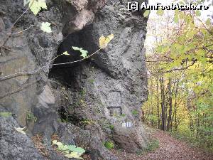 [P21] Zona mai stâncoasă a traseului și marcajele cu bandă galbenă și albastră.  » foto by tata123 🔱
 - 
<span class="allrVoted glyphicon glyphicon-heart hidden" id="av603652"></span>
<a class="m-l-10 hidden" id="sv603652" onclick="voting_Foto_DelVot(,603652,14154)" role="button">șterge vot <span class="glyphicon glyphicon-remove"></span></a>
<a id="v9603652" class=" c-red"  onclick="voting_Foto_SetVot(603652)" role="button"><span class="glyphicon glyphicon-heart-empty"></span> <b>LIKE</b> = Votează poza</a> <img class="hidden"  id="f603652W9" src="/imagini/loader.gif" border="0" /><span class="AjErrMes hidden" id="e603652ErM"></span>