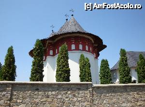 [P127] Mănăstirea Sfântul Nicolae Domnesc, Popăuți: Biserica Acoperământul Maicii Domnului, văzută dinafara zidului de incintă » foto by mariana.olaru
 - 
<span class="allrVoted glyphicon glyphicon-heart hidden" id="av421250"></span>
<a class="m-l-10 hidden" id="sv421250" onclick="voting_Foto_DelVot(,421250,14160)" role="button">șterge vot <span class="glyphicon glyphicon-remove"></span></a>
<a id="v9421250" class=" c-red"  onclick="voting_Foto_SetVot(421250)" role="button"><span class="glyphicon glyphicon-heart-empty"></span> <b>LIKE</b> = Votează poza</a> <img class="hidden"  id="f421250W9" src="/imagini/loader.gif" border="0" /><span class="AjErrMes hidden" id="e421250ErM"></span>