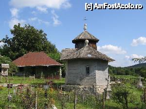 [P11] Biserica de lemn și cimitirul mănăstirii. Lângă biserica „Sf. Arhangheli Mihail și Gavriil” se află și o clopotniță de lemn.  » foto by tata123 🔱
 - 
<span class="allrVoted glyphicon glyphicon-heart hidden" id="av587704"></span>
<a class="m-l-10 hidden" id="sv587704" onclick="voting_Foto_DelVot(,587704,14160)" role="button">șterge vot <span class="glyphicon glyphicon-remove"></span></a>
<a id="v9587704" class=" c-red"  onclick="voting_Foto_SetVot(587704)" role="button"><span class="glyphicon glyphicon-heart-empty"></span> <b>LIKE</b> = Votează poza</a> <img class="hidden"  id="f587704W9" src="/imagini/loader.gif" border="0" /><span class="AjErrMes hidden" id="e587704ErM"></span>