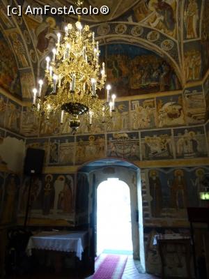 [P09] Vedere din pronaos - pe peretele din față se află cele două registre cu Martiriul Sf. Nicolae și cel al Sf. Gheorghe.  » foto by tata123 🔱
 - 
<span class="allrVoted glyphicon glyphicon-heart hidden" id="av967203"></span>
<a class="m-l-10 hidden" id="sv967203" onclick="voting_Foto_DelVot(,967203,14160)" role="button">șterge vot <span class="glyphicon glyphicon-remove"></span></a>
<a id="v9967203" class=" c-red"  onclick="voting_Foto_SetVot(967203)" role="button"><span class="glyphicon glyphicon-heart-empty"></span> <b>LIKE</b> = Votează poza</a> <img class="hidden"  id="f967203W9" src="/imagini/loader.gif" border="0" /><span class="AjErrMes hidden" id="e967203ErM"></span>