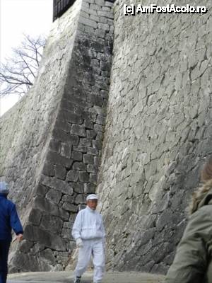 [P11] Zidurile exterioare ale castelului si un mosulica sportiv, cu care ne luasem la intrecere :) Castelul Matsuyama.  » foto by TraianS
 - 
<span class="allrVoted glyphicon glyphicon-heart hidden" id="av421023"></span>
<a class="m-l-10 hidden" id="sv421023" onclick="voting_Foto_DelVot(,421023,14162)" role="button">șterge vot <span class="glyphicon glyphicon-remove"></span></a>
<a id="v9421023" class=" c-red"  onclick="voting_Foto_SetVot(421023)" role="button"><span class="glyphicon glyphicon-heart-empty"></span> <b>LIKE</b> = Votează poza</a> <img class="hidden"  id="f421023W9" src="/imagini/loader.gif" border="0" /><span class="AjErrMes hidden" id="e421023ErM"></span>