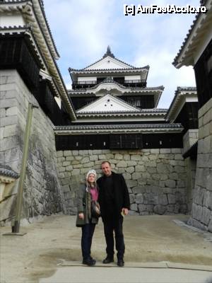 [P16] Poza facuta de mosuletul de care va povesteam. Ne-a pus sa stam exact pe pragul ala. Castelul Matsuyama.  » foto by TraianS
 - 
<span class="allrVoted glyphicon glyphicon-heart hidden" id="av421041"></span>
<a class="m-l-10 hidden" id="sv421041" onclick="voting_Foto_DelVot(,421041,14162)" role="button">șterge vot <span class="glyphicon glyphicon-remove"></span></a>
<a id="v9421041" class=" c-red"  onclick="voting_Foto_SetVot(421041)" role="button"><span class="glyphicon glyphicon-heart-empty"></span> <b>LIKE</b> = Votează poza</a> <img class="hidden"  id="f421041W9" src="/imagini/loader.gif" border="0" /><span class="AjErrMes hidden" id="e421041ErM"></span>