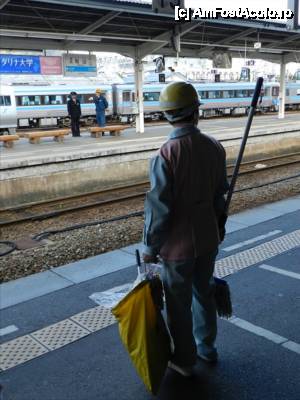 [P24] Am mers in gara. Un om de servici, care asteapta si el trenul Shiokaze. Cand ajunge in gara, ataca mai multi o data si-l curata in cateva minute.  » foto by TraianS
 - 
<span class="allrVoted glyphicon glyphicon-heart hidden" id="av421054"></span>
<a class="m-l-10 hidden" id="sv421054" onclick="voting_Foto_DelVot(,421054,14162)" role="button">șterge vot <span class="glyphicon glyphicon-remove"></span></a>
<a id="v9421054" class=" c-red"  onclick="voting_Foto_SetVot(421054)" role="button"><span class="glyphicon glyphicon-heart-empty"></span> <b>LIKE</b> = Votează poza</a> <img class="hidden"  id="f421054W9" src="/imagini/loader.gif" border="0" /><span class="AjErrMes hidden" id="e421054ErM"></span>