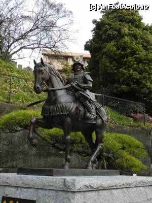 [P07] Banuiesc ca asta e statuia lui Yoshiaki Katoh, cel care a construit castelul. Imediat dupa ea gasiti si cladirea telecabinei/telescaunului si scarile.  » foto by TraianS
 - 
<span class="allrVoted glyphicon glyphicon-heart hidden" id="av421005"></span>
<a class="m-l-10 hidden" id="sv421005" onclick="voting_Foto_DelVot(,421005,14162)" role="button">șterge vot <span class="glyphicon glyphicon-remove"></span></a>
<a id="v9421005" class=" c-red"  onclick="voting_Foto_SetVot(421005)" role="button"><span class="glyphicon glyphicon-heart-empty"></span> <b>LIKE</b> = Votează poza</a> <img class="hidden"  id="f421005W9" src="/imagini/loader.gif" border="0" /><span class="AjErrMes hidden" id="e421005ErM"></span>