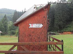 [P07] Indicatorul de la Cabana Valea Neagra, care zice ca sunt 2,5 ore pana la Poarta Vanturilor. In realitate sunt 3,5-4 ore pana acolo.  » foto by Testosu'
 - 
<span class="allrVoted glyphicon glyphicon-heart hidden" id="av559655"></span>
<a class="m-l-10 hidden" id="sv559655" onclick="voting_Foto_DelVot(,559655,14170)" role="button">șterge vot <span class="glyphicon glyphicon-remove"></span></a>
<a id="v9559655" class=" c-red"  onclick="voting_Foto_SetVot(559655)" role="button"><span class="glyphicon glyphicon-heart-empty"></span> <b>LIKE</b> = Votează poza</a> <img class="hidden"  id="f559655W9" src="/imagini/loader.gif" border="0" /><span class="AjErrMes hidden" id="e559655ErM"></span>