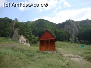 [P11] Această clădire de lemn ridicată recent este prevăzută la temelie cu o cișmea - sursă de apă potabilă în acest areal.  » foto by Floryn81
 - 
<span class="allrVoted glyphicon glyphicon-heart hidden" id="av939610"></span>
<a class="m-l-10 hidden" id="sv939610" onclick="voting_Foto_DelVot(,939610,14170)" role="button">șterge vot <span class="glyphicon glyphicon-remove"></span></a>
<a id="v9939610" class=" c-red"  onclick="voting_Foto_SetVot(939610)" role="button"><span class="glyphicon glyphicon-heart-empty"></span> <b>LIKE</b> = Votează poza</a> <img class="hidden"  id="f939610W9" src="/imagini/loader.gif" border="0" /><span class="AjErrMes hidden" id="e939610ErM"></span>