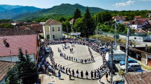 [P01] Hora de la Rusca,în fiecare an după slujba de la biserică prima horă se joacă în centrul satului » foto by AZE <span class="label label-default labelC_thin small">NEVOTABILĂ</span>