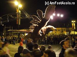 [P05] Vulturul gigantic in Piata Mare » foto by IoanaV
 - 
<span class="allrVoted glyphicon glyphicon-heart hidden" id="av422378"></span>
<a class="m-l-10 hidden" id="sv422378" onclick="voting_Foto_DelVot(,422378,14186)" role="button">șterge vot <span class="glyphicon glyphicon-remove"></span></a>
<a id="v9422378" class=" c-red"  onclick="voting_Foto_SetVot(422378)" role="button"><span class="glyphicon glyphicon-heart-empty"></span> <b>LIKE</b> = Votează poza</a> <img class="hidden"  id="f422378W9" src="/imagini/loader.gif" border="0" /><span class="AjErrMes hidden" id="e422378ErM"></span>
