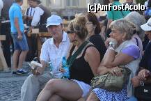 [P16] Hei,domnu' cu nuga,ia mana de pe poseta mea! » foto by dorgo
 - 
<span class="allrVoted glyphicon glyphicon-heart hidden" id="av260088"></span>
<a class="m-l-10 hidden" id="sv260088" onclick="voting_Foto_DelVot(,260088,14186)" role="button">șterge vot <span class="glyphicon glyphicon-remove"></span></a>
<a id="v9260088" class=" c-red"  onclick="voting_Foto_SetVot(260088)" role="button"><span class="glyphicon glyphicon-heart-empty"></span> <b>LIKE</b> = Votează poza</a> <img class="hidden"  id="f260088W9" src="/imagini/loader.gif" border="0" /><span class="AjErrMes hidden" id="e260088ErM"></span>
