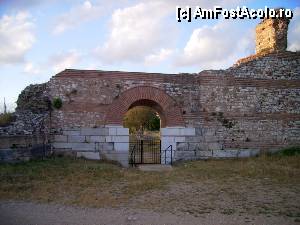[P98] Vechiul Nikopole - ziduri exterioare și o poartă de acces. Închisă la ora aceea, din păcate » foto by Dragoș_MD
 - 
<span class="allrVoted glyphicon glyphicon-heart hidden" id="av423815"></span>
<a class="m-l-10 hidden" id="sv423815" onclick="voting_Foto_DelVot(,423815,14195)" role="button">șterge vot <span class="glyphicon glyphicon-remove"></span></a>
<a id="v9423815" class=" c-red"  onclick="voting_Foto_SetVot(423815)" role="button"><span class="glyphicon glyphicon-heart-empty"></span> <b>LIKE</b> = Votează poza</a> <img class="hidden"  id="f423815W9" src="/imagini/loader.gif" border="0" /><span class="AjErrMes hidden" id="e423815ErM"></span>