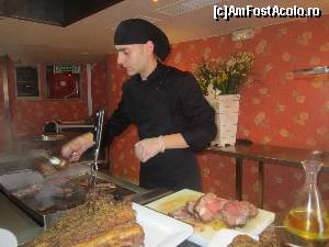[P11] El este Sebastian din Slobozia =Romania (de 12 ani sta in Spania) si prajeste la gratar ceafa de porc » foto by bica adriana
 - 
<span class="allrVoted glyphicon glyphicon-heart hidden" id="av570077"></span>
<a class="m-l-10 hidden" id="sv570077" onclick="voting_Foto_DelVot(,570077,14279)" role="button">șterge vot <span class="glyphicon glyphicon-remove"></span></a>
<a id="v9570077" class=" c-red"  onclick="voting_Foto_SetVot(570077)" role="button"><span class="glyphicon glyphicon-heart-empty"></span> <b>LIKE</b> = Votează poza</a> <img class="hidden"  id="f570077W9" src="/imagini/loader.gif" border="0" /><span class="AjErrMes hidden" id="e570077ErM"></span>