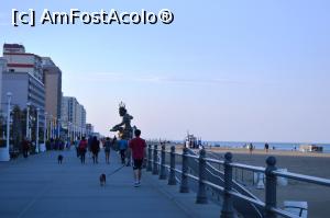[P32] Virginia Beach - promenada (se vede statuia lui Neptun)  » foto by makuy*
 - 
<span class="allrVoted glyphicon glyphicon-heart hidden" id="av755299"></span>
<a class="m-l-10 hidden" id="sv755299" onclick="voting_Foto_DelVot(,755299,14285)" role="button">șterge vot <span class="glyphicon glyphicon-remove"></span></a>
<a id="v9755299" class=" c-red"  onclick="voting_Foto_SetVot(755299)" role="button"><span class="glyphicon glyphicon-heart-empty"></span> <b>LIKE</b> = Votează poza</a> <img class="hidden"  id="f755299W9" src="/imagini/loader.gif" border="0" /><span class="AjErrMes hidden" id="e755299ErM"></span>