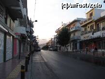 [P14] 'Strada mare', inca ne-umpluta de buticari si shoppingareti :)
Erau abia orele 7, doar copiii, care o luau spre institutii de invatamant, se intrebau ce o fi cu mine pe acolo :) » foto by AndreeaG
 - 
<span class="allrVoted glyphicon glyphicon-heart hidden" id="av268955"></span>
<a class="m-l-10 hidden" id="sv268955" onclick="voting_Foto_DelVot(,268955,14327)" role="button">șterge vot <span class="glyphicon glyphicon-remove"></span></a>
<a id="v9268955" class=" c-red"  onclick="voting_Foto_SetVot(268955)" role="button"><span class="glyphicon glyphicon-heart-empty"></span> <b>LIKE</b> = Votează poza</a> <img class="hidden"  id="f268955W9" src="/imagini/loader.gif" border="0" /><span class="AjErrMes hidden" id="e268955ErM"></span>