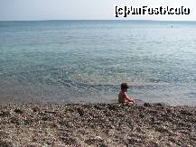[P17] Dra cu mana in pietricele (ca nu pot spune 'nisip'), apa era foarte limpede, sarata si placuta ca si temperatura, plaja curata, pietrele nu incurcau deloc, pacat ca nu se vad culorile » foto by AndreeaG
 - 
<span class="allrVoted glyphicon glyphicon-heart hidden" id="av268963"></span>
<a class="m-l-10 hidden" id="sv268963" onclick="voting_Foto_DelVot(,268963,14327)" role="button">șterge vot <span class="glyphicon glyphicon-remove"></span></a>
<a id="v9268963" class=" c-red"  onclick="voting_Foto_SetVot(268963)" role="button"><span class="glyphicon glyphicon-heart-empty"></span> <b>LIKE</b> = Votează poza</a> <img class="hidden"  id="f268963W9" src="/imagini/loader.gif" border="0" /><span class="AjErrMes hidden" id="e268963ErM"></span>