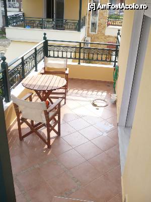 [P09] Balconul in care se iese din living. Acest balcon are vedere la mare si asigura trecerea spre terasa.  » foto by kukikuki
 - 
<span class="allrVoted glyphicon glyphicon-heart hidden" id="av431975"></span>
<a class="m-l-10 hidden" id="sv431975" onclick="voting_Foto_DelVot(,431975,14350)" role="button">șterge vot <span class="glyphicon glyphicon-remove"></span></a>
<a id="v9431975" class=" c-red"  onclick="voting_Foto_SetVot(431975)" role="button"><span class="glyphicon glyphicon-heart-empty"></span> <b>LIKE</b> = Votează poza</a> <img class="hidden"  id="f431975W9" src="/imagini/loader.gif" border="0" /><span class="AjErrMes hidden" id="e431975ErM"></span>