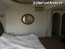 [P12] Camera, fotografiată dinspre fereastră. Puteam separa partea cu patul de partea cu televizorul (în dreapta, afară din imagine) prin acele perdele. Baia este dincolo de peretele cu oglinda.  » foto by abancor
 - 
<span class="allrVoted glyphicon glyphicon-heart hidden" id="av430665"></span>
<a class="m-l-10 hidden" id="sv430665" onclick="voting_Foto_DelVot(,430665,14373)" role="button">șterge vot <span class="glyphicon glyphicon-remove"></span></a>
<a id="v9430665" class=" c-red"  onclick="voting_Foto_SetVot(430665)" role="button"><span class="glyphicon glyphicon-heart-empty"></span> <b>LIKE</b> = Votează poza</a> <img class="hidden"  id="f430665W9" src="/imagini/loader.gif" border="0" /><span class="AjErrMes hidden" id="e430665ErM"></span>