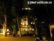 [P02] Hotelul seara, pozat din parcul de vizavi. Sus se văd luminile terasei restaurantului Tabbah.  » foto by abancor
 - 
<span class="allrVoted glyphicon glyphicon-heart hidden" id="av430654"></span>
<a class="m-l-10 hidden" id="sv430654" onclick="voting_Foto_DelVot(,430654,14373)" role="button">șterge vot <span class="glyphicon glyphicon-remove"></span></a>
<a id="v9430654" class=" c-red"  onclick="voting_Foto_SetVot(430654)" role="button"><span class="glyphicon glyphicon-heart-empty"></span> <b>LIKE</b> = Votează poza</a> <img class="hidden"  id="f430654W9" src="/imagini/loader.gif" border="0" /><span class="AjErrMes hidden" id="e430654ErM"></span>