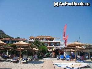 [P26] Hotelul vazut de pe plaja, dr sus a fost camera noastra, cele doua din mijloc sunt cu pat dublu jos si cu un pat dublu sus la gemuletzele mici, camerele acelea au cabina de dus.  » foto by Lil
 - 
<span class="allrVoted glyphicon glyphicon-heart hidden" id="av431921"></span>
<a class="m-l-10 hidden" id="sv431921" onclick="voting_Foto_DelVot(,431921,14400)" role="button">șterge vot <span class="glyphicon glyphicon-remove"></span></a>
<a id="v9431921" class=" c-red"  onclick="voting_Foto_SetVot(431921)" role="button"><span class="glyphicon glyphicon-heart-empty"></span> <b>LIKE</b> = Votează poza</a> <img class="hidden"  id="f431921W9" src="/imagini/loader.gif" border="0" /><span class="AjErrMes hidden" id="e431921ErM"></span>