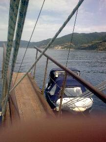[P94] Salupa calugarilor s-a atasat de feribot... Am dat fotografia pentru a reproduce figura calugarului care se ascunde in cabina... Eram curioasa sa vad daca au reusit sa se ascunda suficient de bine... Pachetele sunt introduse discret in cabina salupei calugarilor.  Toata lumea e multumita... Asadar, calugarii pot pleca! » foto by Aeerdna*
 - 
<span class="allrVoted glyphicon glyphicon-heart hidden" id="av157854"></span>
<a class="m-l-10 hidden" id="sv157854" onclick="voting_Foto_DelVot(,157854,14414)" role="button">șterge vot <span class="glyphicon glyphicon-remove"></span></a>
<a id="v9157854" class=" c-red"  onclick="voting_Foto_SetVot(157854)" role="button"><span class="glyphicon glyphicon-heart-empty"></span> <b>LIKE</b> = Votează poza</a> <img class="hidden"  id="f157854W9" src="/imagini/loader.gif" border="0" /><span class="AjErrMes hidden" id="e157854ErM"></span>
