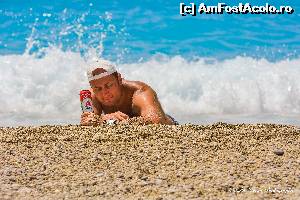 [P16] Aici ma vad mai bine. Ma tineam de bere sa nu ma ia valul de la Milos beach. Orice s-ar intampla, nu las berea din mana!  » foto by Vlahos2003
 - 
<span class="allrVoted glyphicon glyphicon-heart hidden" id="av521516"></span>
<a class="m-l-10 hidden" id="sv521516" onclick="voting_Foto_DelVot(,521516,14442)" role="button">șterge vot <span class="glyphicon glyphicon-remove"></span></a>
<a id="v9521516" class=" c-red"  onclick="voting_Foto_SetVot(521516)" role="button"><span class="glyphicon glyphicon-heart-empty"></span> <b>LIKE</b> = Votează poza</a> <img class="hidden"  id="f521516W9" src="/imagini/loader.gif" border="0" /><span class="AjErrMes hidden" id="e521516ErM"></span>