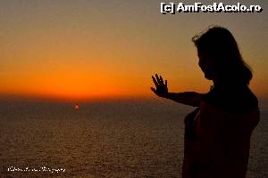 [P17] Nevasta-mea si-a facut un prieten nou in Lefkada: Soarele. Isi lua ramas bun de la el in fiecare seara de la Kathisma beach.  » foto by Vlahos2003
 - 
<span class="allrVoted glyphicon glyphicon-heart hidden" id="av521517"></span>
<a class="m-l-10 hidden" id="sv521517" onclick="voting_Foto_DelVot(,521517,14442)" role="button">șterge vot <span class="glyphicon glyphicon-remove"></span></a>
<a id="v9521517" class=" c-red"  onclick="voting_Foto_SetVot(521517)" role="button"><span class="glyphicon glyphicon-heart-empty"></span> <b>LIKE</b> = Votează poza</a> <img class="hidden"  id="f521517W9" src="/imagini/loader.gif" border="0" /><span class="AjErrMes hidden" id="e521517ErM"></span>
