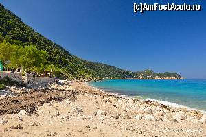 [P32] Partea de nord a plajei Pefkoulia, chiar in fata barului Deck, unde puteti gasi o piscina superba. Wi-Fi la liber, inclusiv pe plaja. In plan indepartat puteti observa satucul Agios Nikitas.  » foto by Vlahos2003
 - 
<span class="allrVoted glyphicon glyphicon-heart hidden" id="av522918"></span>
<a class="m-l-10 hidden" id="sv522918" onclick="voting_Foto_DelVot(,522918,14442)" role="button">șterge vot <span class="glyphicon glyphicon-remove"></span></a>
<a id="v9522918" class=" c-red"  onclick="voting_Foto_SetVot(522918)" role="button"><span class="glyphicon glyphicon-heart-empty"></span> <b>LIKE</b> = Votează poza</a> <img class="hidden"  id="f522918W9" src="/imagini/loader.gif" border="0" /><span class="AjErrMes hidden" id="e522918ErM"></span>