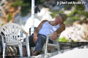 [P38] Supraveghetorul plajei Pefkoulia. Cand a atipit erau doar trei turisti pe plaja, cand s-a trezit, plaja era plina si toate umbrelele ocupate. Nici nu mai stia de la cine incasase banii pe sezlong si de la cine nu.  » foto by Vlahos2003
 - 
<span class="allrVoted glyphicon glyphicon-heart hidden" id="av522924"></span>
<a class="m-l-10 hidden" id="sv522924" onclick="voting_Foto_DelVot(,522924,14442)" role="button">șterge vot <span class="glyphicon glyphicon-remove"></span></a>
<a id="v9522924" class=" c-red"  onclick="voting_Foto_SetVot(522924)" role="button"><span class="glyphicon glyphicon-heart-empty"></span> <b>LIKE</b> = Votează poza</a> <img class="hidden"  id="f522924W9" src="/imagini/loader.gif" border="0" /><span class="AjErrMes hidden" id="e522924ErM"></span>