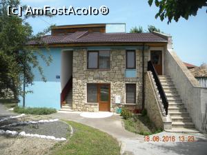 [P24] Villa care găzduia garsoniera noastră aflată la etaj, pe scările din dreapta » foto by krisstinna
 - 
<span class="allrVoted glyphicon glyphicon-heart hidden" id="av868637"></span>
<a class="m-l-10 hidden" id="sv868637" onclick="voting_Foto_DelVot(,868637,14457)" role="button">șterge vot <span class="glyphicon glyphicon-remove"></span></a>
<a id="v9868637" class=" c-red"  onclick="voting_Foto_SetVot(868637)" role="button"><span class="glyphicon glyphicon-heart-empty"></span> <b>LIKE</b> = Votează poza</a> <img class="hidden"  id="f868637W9" src="/imagini/loader.gif" border="0" /><span class="AjErrMes hidden" id="e868637ErM"></span>