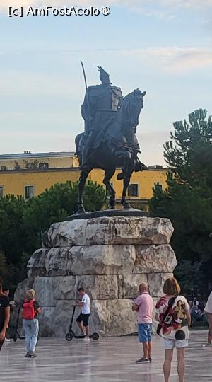 [P06] Monumentul Skanderbeg realizat din bronz si montat pe un soclu din piatra, a fost inaugurat in ianuarie 1968, marcand 500 de ani de la moartea eroului Skanderbeg. » foto by geani anto
 - 
<span class="allrVoted glyphicon glyphicon-heart hidden" id="av1531354"></span>
<a class="m-l-10 hidden" id="sv1531354" onclick="voting_Foto_DelVot(,1531354,14472)" role="button">șterge vot <span class="glyphicon glyphicon-remove"></span></a>
<a id="v91531354" class=" c-red"  onclick="voting_Foto_SetVot(1531354)" role="button"><span class="glyphicon glyphicon-heart-empty"></span> <b>LIKE</b> = Votează poza</a> <img class="hidden"  id="f1531354W9" src="/imagini/loader.gif" border="0" /><span class="AjErrMes hidden" id="e1531354ErM"></span>