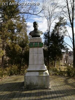 [P28] Statuie din parc » foto by olteanul2010
 - 
<span class="allrVoted glyphicon glyphicon-heart hidden" id="av1143683"></span>
<a class="m-l-10 hidden" id="sv1143683" onclick="voting_Foto_DelVot(,1143683,14481)" role="button">șterge vot <span class="glyphicon glyphicon-remove"></span></a>
<a id="v91143683" class=" c-red"  onclick="voting_Foto_SetVot(1143683)" role="button"><span class="glyphicon glyphicon-heart-empty"></span> <b>LIKE</b> = Votează poza</a> <img class="hidden"  id="f1143683W9" src="/imagini/loader.gif" border="0" /><span class="AjErrMes hidden" id="e1143683ErM"></span>