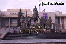 [P15] Sfântu Gheorghe (jud. Covasna) - complexul statuar Mihai Viteazul, din faţa casei de cultură; coroanele erau de la 1 decembrie. » foto by Dragoș_MD
 - 
<span class="allrVoted glyphicon glyphicon-heart hidden" id="av283299"></span>
<a class="m-l-10 hidden" id="sv283299" onclick="voting_Foto_DelVot(,283299,14513)" role="button">șterge vot <span class="glyphicon glyphicon-remove"></span></a>
<a id="v9283299" class=" c-red"  onclick="voting_Foto_SetVot(283299)" role="button"><span class="glyphicon glyphicon-heart-empty"></span> <b>LIKE</b> = Votează poza</a> <img class="hidden"  id="f283299W9" src="/imagini/loader.gif" border="0" /><span class="AjErrMes hidden" id="e283299ErM"></span>