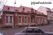 [P18] Sfântu Gheorghe (jud. Covasna) - o casă din centru, a cărei arhitectură mi-a plăcut. Păcat că nu e întreţinută aşa cum ar merita. » foto by Dragoș_MD
 - 
<span class="allrVoted glyphicon glyphicon-heart hidden" id="av283302"></span>
<a class="m-l-10 hidden" id="sv283302" onclick="voting_Foto_DelVot(,283302,14513)" role="button">șterge vot <span class="glyphicon glyphicon-remove"></span></a>
<a id="v9283302" class=" c-red"  onclick="voting_Foto_SetVot(283302)" role="button"><span class="glyphicon glyphicon-heart-empty"></span> <b>LIKE</b> = Votează poza</a> <img class="hidden"  id="f283302W9" src="/imagini/loader.gif" border="0" /><span class="AjErrMes hidden" id="e283302ErM"></span>