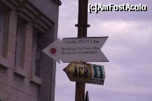 [P05] Sfântu Gheorghe (jud. Covasna) - iar umblând prin oraş, am mai întâlnit şi acest indicator pentru o altă promenadă turistică - 'Drumul roşu'. » foto by Dragoș_MD
 - 
<span class="allrVoted glyphicon glyphicon-heart hidden" id="av283205"></span>
<a class="m-l-10 hidden" id="sv283205" onclick="voting_Foto_DelVot(,283205,14513)" role="button">șterge vot <span class="glyphicon glyphicon-remove"></span></a>
<a id="v9283205" class=" c-red"  onclick="voting_Foto_SetVot(283205)" role="button"><span class="glyphicon glyphicon-heart-empty"></span> <b>LIKE</b> = Votează poza</a> <img class="hidden"  id="f283205W9" src="/imagini/loader.gif" border="0" /><span class="AjErrMes hidden" id="e283205ErM"></span>