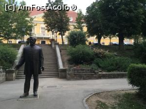 [P28] Sf&acirc;ntu Gheorghe - Statuia lui Berde Mozsa, iar in capatul scarilor se afla biblioteca "Bod Peter" si Institutul cultural al Ungariei » foto by mishu
 - 
<span class="allrVoted glyphicon glyphicon-heart hidden" id="av1186076"></span>
<a class="m-l-10 hidden" id="sv1186076" onclick="voting_Foto_DelVot(,1186076,14513)" role="button">șterge vot <span class="glyphicon glyphicon-remove"></span></a>
<a id="v91186076" class=" c-red"  onclick="voting_Foto_SetVot(1186076)" role="button"><span class="glyphicon glyphicon-heart-empty"></span> <b>LIKE</b> = Votează poza</a> <img class="hidden"  id="f1186076W9" src="/imagini/loader.gif" border="0" /><span class="AjErrMes hidden" id="e1186076ErM"></span>
