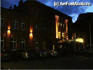 [P02] Intrarea in hotel, noaptea » foto by iccata
 - 
<span class="allrVoted glyphicon glyphicon-heart hidden" id="av436448"></span>
<a class="m-l-10 hidden" id="sv436448" onclick="voting_Foto_DelVot(,436448,14521)" role="button">șterge vot <span class="glyphicon glyphicon-remove"></span></a>
<a id="v9436448" class=" c-red"  onclick="voting_Foto_SetVot(436448)" role="button"><span class="glyphicon glyphicon-heart-empty"></span> <b>LIKE</b> = Votează poza</a> <img class="hidden"  id="f436448W9" src="/imagini/loader.gif" border="0" /><span class="AjErrMes hidden" id="e436448ErM"></span>