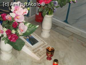[P15] În biserica mănăstirii, în partea opusă intrării se află mormântul stavroforei Maria Vasile (decedată în luna decembrie 2005), cea care era stareță la sfințirea bisericii.  » foto by Floryn81
 - 
<span class="allrVoted glyphicon glyphicon-heart hidden" id="av753297"></span>
<a class="m-l-10 hidden" id="sv753297" onclick="voting_Foto_DelVot(,753297,14525)" role="button">șterge vot <span class="glyphicon glyphicon-remove"></span></a>
<a id="v9753297" class=" c-red"  onclick="voting_Foto_SetVot(753297)" role="button"><span class="glyphicon glyphicon-heart-empty"></span> <b>LIKE</b> = Votează poza</a> <img class="hidden"  id="f753297W9" src="/imagini/loader.gif" border="0" /><span class="AjErrMes hidden" id="e753297ErM"></span>