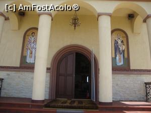 [P32] În lateralele intrării în biserica mănăstirii se află reprezentări ale sfinților Nicolae și Bretanion.  » foto by Floryn81
 - 
<span class="allrVoted glyphicon glyphicon-heart hidden" id="av753321"></span>
<a class="m-l-10 hidden" id="sv753321" onclick="voting_Foto_DelVot(,753321,14525)" role="button">șterge vot <span class="glyphicon glyphicon-remove"></span></a>
<a id="v9753321" class=" c-red"  onclick="voting_Foto_SetVot(753321)" role="button"><span class="glyphicon glyphicon-heart-empty"></span> <b>LIKE</b> = Votează poza</a> <img class="hidden"  id="f753321W9" src="/imagini/loader.gif" border="0" /><span class="AjErrMes hidden" id="e753321ErM"></span>