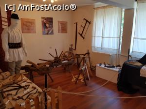 [P13] Colțul dulgherului. Muzeografa ne-a prezentat faptul că în Țara Zarandului era foarte răspândită prelucrarea lemnului pentru realizarea unor mijloace de transport tradiționale (căruțul, carul sau ierneul).  » foto by Floryn81
 - 
<span class="allrVoted glyphicon glyphicon-heart hidden" id="av1132140"></span>
<a class="m-l-10 hidden" id="sv1132140" onclick="voting_Foto_DelVot(,1132140,14527)" role="button">șterge vot <span class="glyphicon glyphicon-remove"></span></a>
<a id="v91132140" class=" c-red"  onclick="voting_Foto_SetVot(1132140)" role="button"><span class="glyphicon glyphicon-heart-empty"></span> <b>LIKE</b> = Votează poza</a> <img class="hidden"  id="f1132140W9" src="/imagini/loader.gif" border="0" /><span class="AjErrMes hidden" id="e1132140ErM"></span>