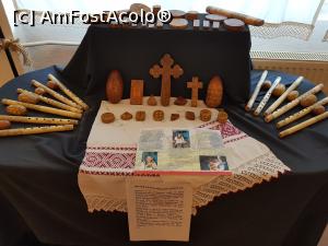 [P15] Pe o masă din apropiere sunt expuse mai multe fluiere de diferite forme și mărimi. Ele sunt făurite de către Mateș Petru, unul dintre ultimii meșteri populari din această zonă. Domnul Mateș (născut în anul 1952) trăiește în satul Dumbrava de Sus din comuna Ribița.  » foto by Floryn81
 - 
<span class="allrVoted glyphicon glyphicon-heart hidden" id="av1132142"></span>
<a class="m-l-10 hidden" id="sv1132142" onclick="voting_Foto_DelVot(,1132142,14527)" role="button">șterge vot <span class="glyphicon glyphicon-remove"></span></a>
<a id="v91132142" class=" c-red"  onclick="voting_Foto_SetVot(1132142)" role="button"><span class="glyphicon glyphicon-heart-empty"></span> <b>LIKE</b> = Votează poza</a> <img class="hidden"  id="f1132142W9" src="/imagini/loader.gif" border="0" /><span class="AjErrMes hidden" id="e1132142ErM"></span>