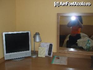 [P03] birou cu LCD, telefon, totul in nota generala » foto by paula mirela
 - 
<span class="allrVoted glyphicon glyphicon-heart hidden" id="av439515"></span>
<a class="m-l-10 hidden" id="sv439515" onclick="voting_Foto_DelVot(,439515,14598)" role="button">șterge vot <span class="glyphicon glyphicon-remove"></span></a>
<a id="v9439515" class=" c-red"  onclick="voting_Foto_SetVot(439515)" role="button"><span class="glyphicon glyphicon-heart-empty"></span> <b>LIKE</b> = Votează poza</a> <img class="hidden"  id="f439515W9" src="/imagini/loader.gif" border="0" /><span class="AjErrMes hidden" id="e439515ErM"></span>