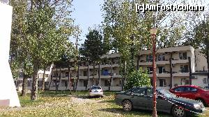 [P10] Hotel Voila, Mamaia - corpul hotelului în care am fost cazați văzut din parcarea improvizată. Balconul meu era cel cu prosoape albastre de la primul etaj » foto by nicole33
 - 
<span class="allrVoted glyphicon glyphicon-heart hidden" id="av667968"></span>
<a class="m-l-10 hidden" id="sv667968" onclick="voting_Foto_DelVot(,667968,14599)" role="button">șterge vot <span class="glyphicon glyphicon-remove"></span></a>
<a id="v9667968" class=" c-red"  onclick="voting_Foto_SetVot(667968)" role="button"><span class="glyphicon glyphicon-heart-empty"></span> <b>LIKE</b> = Votează poza</a> <img class="hidden"  id="f667968W9" src="/imagini/loader.gif" border="0" /><span class="AjErrMes hidden" id="e667968ErM"></span>