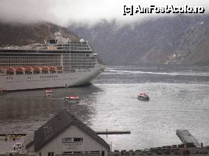 [P04] imagine cu tenderuri care continuau sa transporte turistii din vas » foto by grecudoina
 - 
<span class="allrVoted glyphicon glyphicon-heart hidden" id="av439905"></span>
<a class="m-l-10 hidden" id="sv439905" onclick="voting_Foto_DelVot(,439905,14621)" role="button">șterge vot <span class="glyphicon glyphicon-remove"></span></a>
<a id="v9439905" class=" c-red"  onclick="voting_Foto_SetVot(439905)" role="button"><span class="glyphicon glyphicon-heart-empty"></span> <b>LIKE</b> = Votează poza</a> <img class="hidden"  id="f439905W9" src="/imagini/loader.gif" border="0" /><span class="AjErrMes hidden" id="e439905ErM"></span>