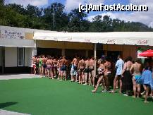 [P18] Coada imensa la restaurantul 'impinge tava'. » foto by presario
 - 
<span class="allrVoted glyphicon glyphicon-heart hidden" id="av112562"></span>
<a class="m-l-10 hidden" id="sv112562" onclick="voting_Foto_DelVot(,112562,14626)" role="button">șterge vot <span class="glyphicon glyphicon-remove"></span></a>
<a id="v9112562" class=" c-red"  onclick="voting_Foto_SetVot(112562)" role="button"><span class="glyphicon glyphicon-heart-empty"></span> <b>LIKE</b> = Votează poza</a> <img class="hidden"  id="f112562W9" src="/imagini/loader.gif" border="0" /><span class="AjErrMes hidden" id="e112562ErM"></span>