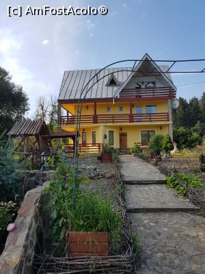 [P02] Pensiunea Nadine - vedere din față, curtea este vraiște » foto by sunflower
 - 
<span class="allrVoted glyphicon glyphicon-heart hidden" id="av1006043"></span>
<a class="m-l-10 hidden" id="sv1006043" onclick="voting_Foto_DelVot(,1006043,14641)" role="button">șterge vot <span class="glyphicon glyphicon-remove"></span></a>
<a id="v91006043" class=" c-red"  onclick="voting_Foto_SetVot(1006043)" role="button"><span class="glyphicon glyphicon-heart-empty"></span> <b>LIKE</b> = Votează poza</a> <img class="hidden"  id="f1006043W9" src="/imagini/loader.gif" border="0" /><span class="AjErrMes hidden" id="e1006043ErM"></span>