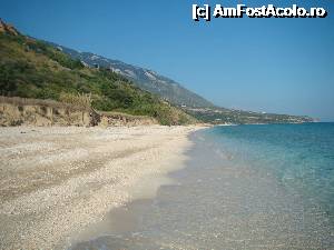 [P10] Plaja Kanali, cea cu urcusul per pedes. In poza pare ca ar fi pietris, e doar un strat superficial, nederanjant, fie-mea s-a jucat aici in nisip. Intrarea in apa e lina, dar nu ca la Trapezaki sau Avithos, unde chiar poti lasa copiii care nu inoata in apa la mal fara teama.  » foto by abancor
 - 
<span class="allrVoted glyphicon glyphicon-heart hidden" id="av362022"></span>
<a class="m-l-10 hidden" id="sv362022" onclick="voting_Foto_DelVot(,362022,14654)" role="button">șterge vot <span class="glyphicon glyphicon-remove"></span></a>
<a id="v9362022" class=" c-red"  onclick="voting_Foto_SetVot(362022)" role="button"><span class="glyphicon glyphicon-heart-empty"></span> <b>LIKE</b> = Votează poza</a> <img class="hidden"  id="f362022W9" src="/imagini/loader.gif" border="0" /><span class="AjErrMes hidden" id="e362022ErM"></span>