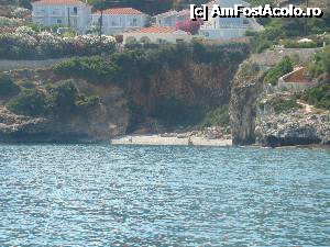 [P13] O plaja situata la iesirea din Skala spre Poros, vazuta de pe apa. Se observa ca are o scara pentru acces.  » foto by abancor
 - 
<span class="allrVoted glyphicon glyphicon-heart hidden" id="av362029"></span>
<a class="m-l-10 hidden" id="sv362029" onclick="voting_Foto_DelVot(,362029,14654)" role="button">șterge vot <span class="glyphicon glyphicon-remove"></span></a>
<a id="v9362029" class=" c-red"  onclick="voting_Foto_SetVot(362029)" role="button"><span class="glyphicon glyphicon-heart-empty"></span> <b>LIKE</b> = Votează poza</a> <img class="hidden"  id="f362029W9" src="/imagini/loader.gif" border="0" /><span class="AjErrMes hidden" id="e362029ErM"></span>