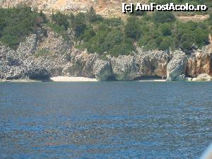 [P17] Alte 2 plaje dintre Skala si Poros. Sint situate deja la ceva distanta de Skala, sub soseaua catre Poros. Par sa fie cu pietris. Pe fiecare era cite o persoana, deci se poate ajunge cumva si dinspre uscat (nu era nicio barca la mal).  » foto by abancor
 - 
<span class="allrVoted glyphicon glyphicon-heart hidden" id="av362033"></span>
<a class="m-l-10 hidden" id="sv362033" onclick="voting_Foto_DelVot(,362033,14654)" role="button">șterge vot <span class="glyphicon glyphicon-remove"></span></a>
<a id="v9362033" class=" c-red"  onclick="voting_Foto_SetVot(362033)" role="button"><span class="glyphicon glyphicon-heart-empty"></span> <b>LIKE</b> = Votează poza</a> <img class="hidden"  id="f362033W9" src="/imagini/loader.gif" border="0" /><span class="AjErrMes hidden" id="e362033ErM"></span>